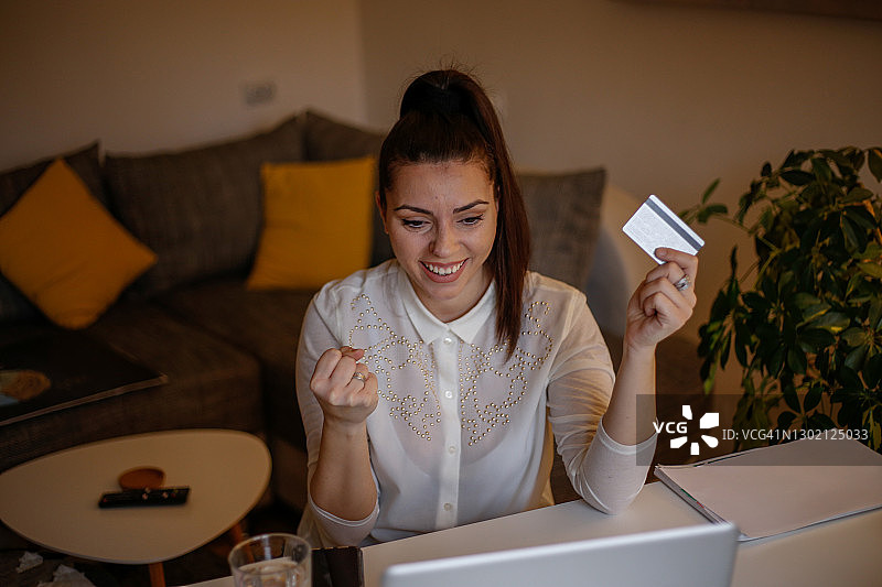 女人正在网上购物与笔记本电脑和信用卡库存照片图片素材