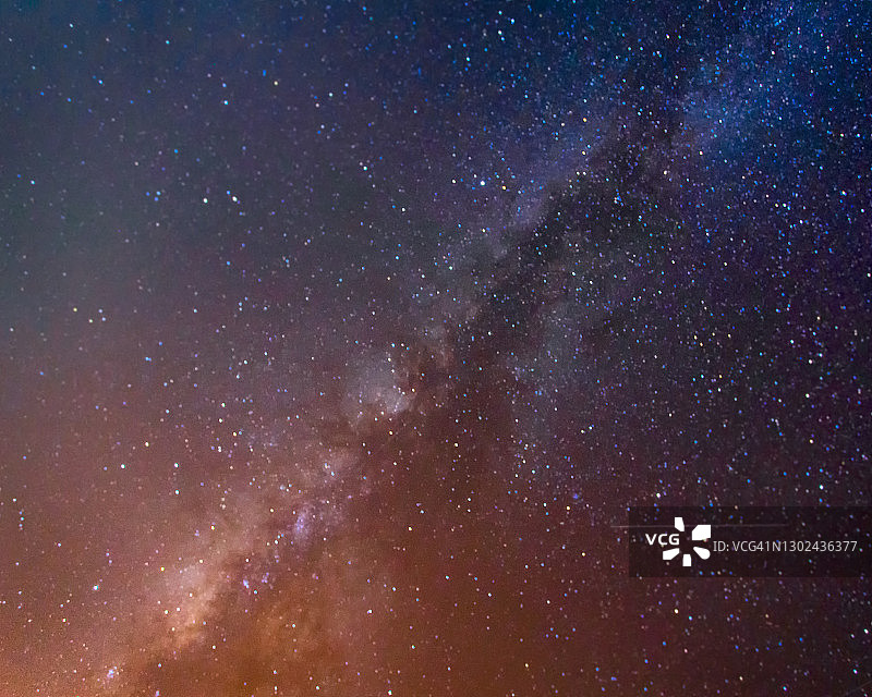 银河系中有恒星和宇宙尘埃。图片素材