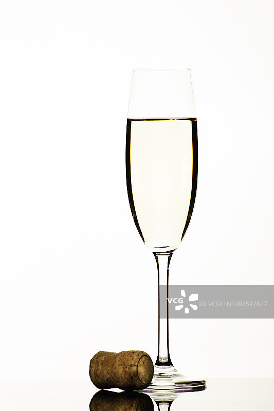 白色背景的香槟杯和软木塞图片素材