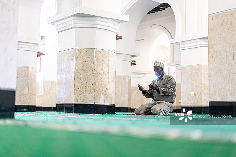 在清真寺祈祷的黑人老人图片素材