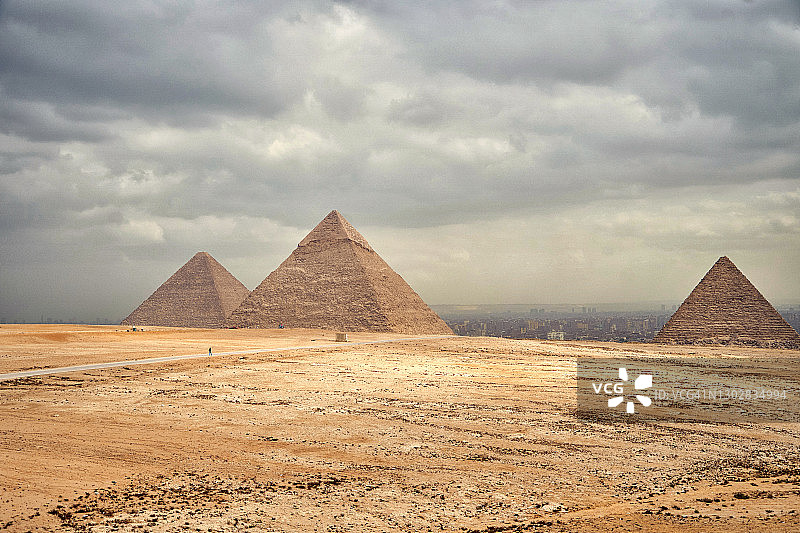 世界七大奇迹之一的吉萨，埃及吉萨，阳光下的三座历史上伟大的金字塔图片素材