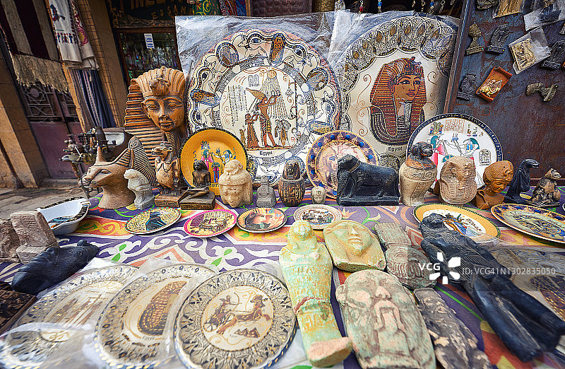不同的埃及纪念品在街头商店出售，埃及的文化历史古老。图片素材