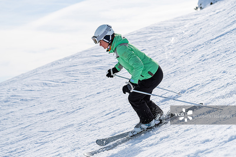 在山上滑雪的女人图片素材
