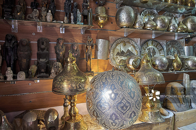 手工雕刻的金属物品，在市场上与传统工艺品，纪念品灯，开罗，埃及。图片素材