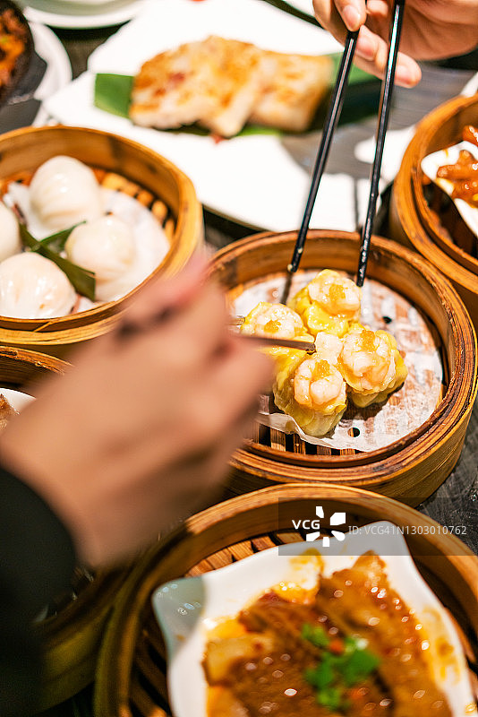 很多人都是在吃广州小吃和晚上吃饭的环境图片素材