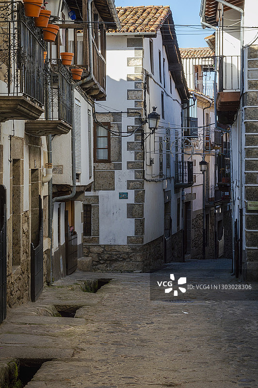 西班牙，萨拉曼卡，Candelario的鹅卵石街道León图片素材