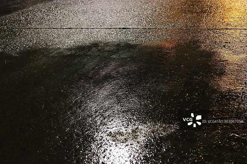 水在黑暗的人行道上流动图片素材