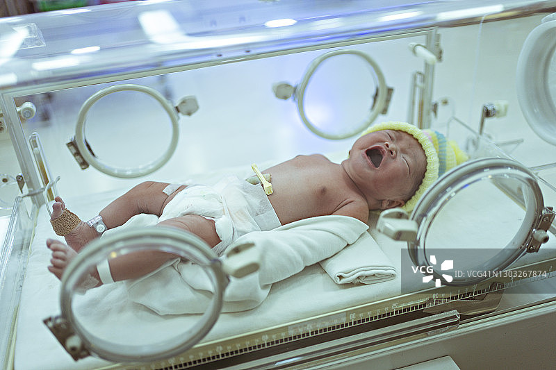 亚洲新生婴儿第一天在保温箱里哭图片素材
