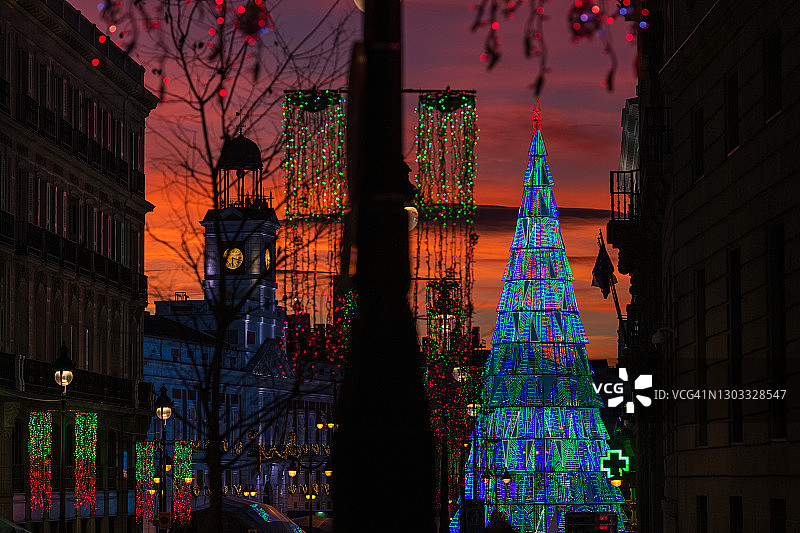 太阳门和装饰圣诞树在马德里图片素材