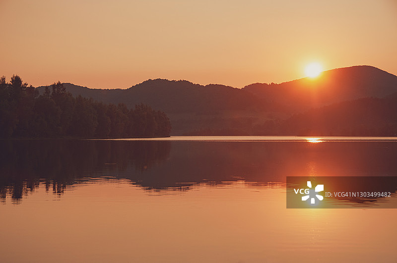 令人惊叹的日落倒映在湖中，沿娃河的风景，斯洛伐克，中欧图片素材