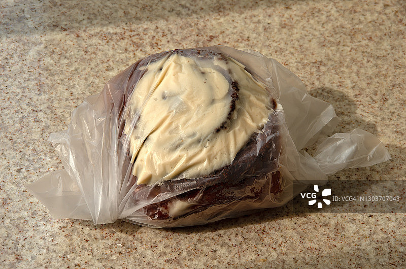 新鲜温热的肉桂卷包着奶油芝士糖霜图片素材