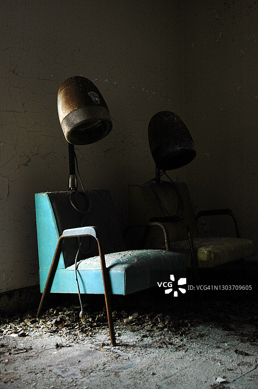 废弃的精神病院里的沙龙椅图片素材
