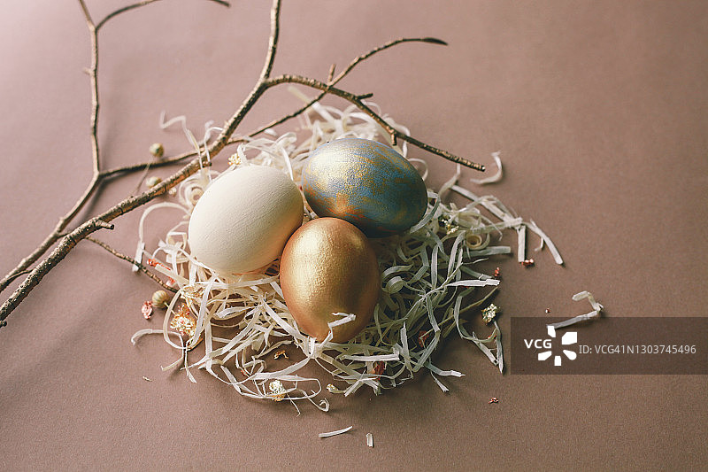 五彩缤纷的复活节彩蛋在自然的棕色背景。节日贺卡。图片素材