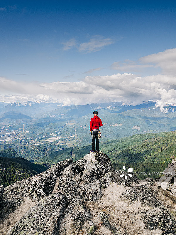 一个人独自站在高山的山顶上眺望这壮丽的景色图片素材