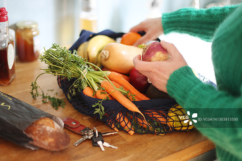 各种蔬菜和水果在一个环保购物袋图片素材