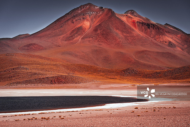 红色的火山和蓝色的盐湖。美丽的自然背景图片素材