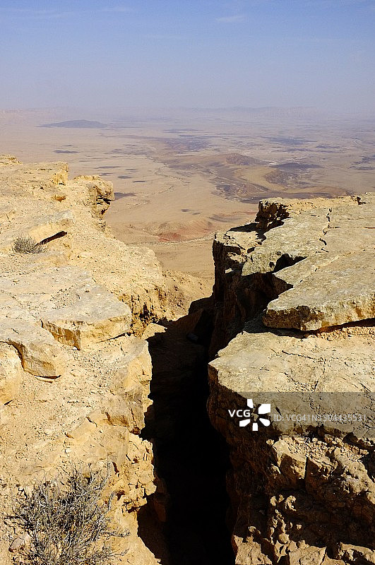内盖夫沙漠Makhtesh Ramon的地质断层图片素材