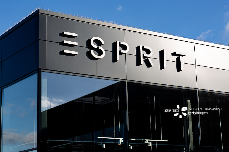 Outlet Store外立面上的ESPRIT标识。Esprit是一家服装，鞋类，配饰，珠宝和家庭用品的制造商图片素材
