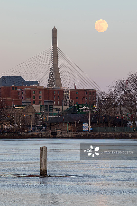 满月升起在马萨诸塞州波士顿的扎基姆桥上图片素材