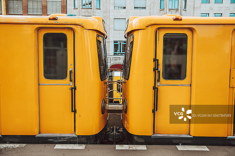 黄色地铁列车在站台候车图片素材