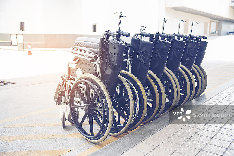 医疗医院设有供残疾病人使用的成排轮椅停车场，并设有复印空位。医院轮椅服务组图片素材