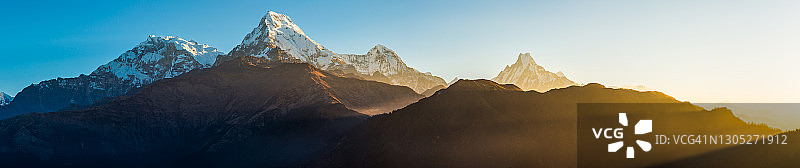 安纳普尔纳日出全景金色的光照亮喜马拉雅山峰尼泊尔图片素材