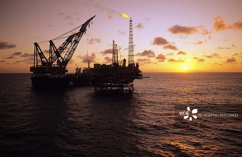 黄昏的巴西海上石油钻塔图片素材
