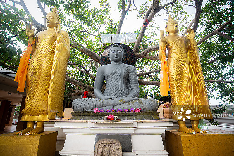 在斯里兰卡首都科伦坡Seema Malaka寺庙的小乘佛教塑像群。图片素材