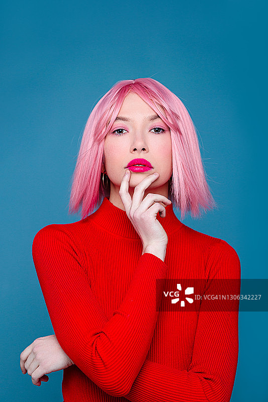粉红色头发的漂亮女人图片素材
