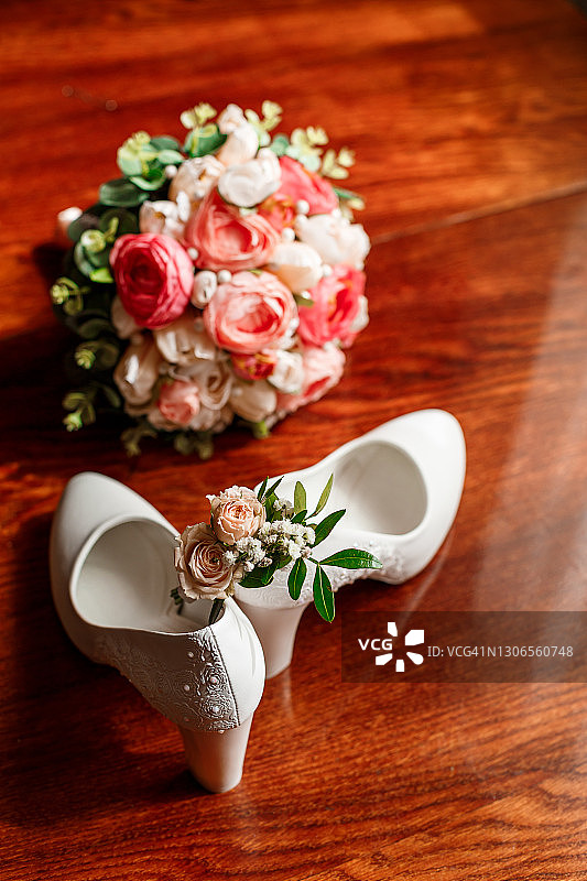 新娘配件。白鞋，新娘花束，胸花图片素材