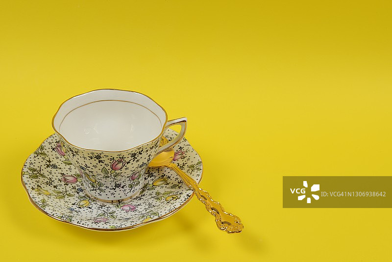 红、黄花、黄底的复古茶杯碟图片素材