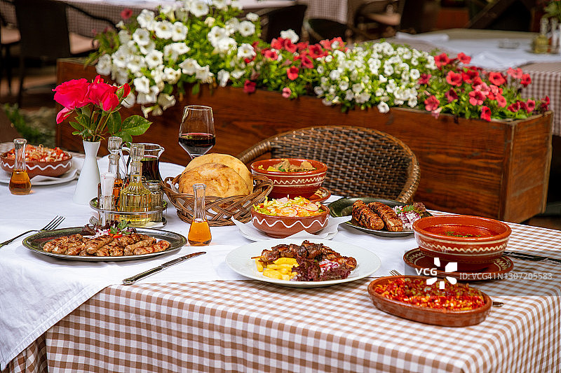 在餐厅的餐桌上，各种以传统塞尔维亚方式提供的肉食图片素材
