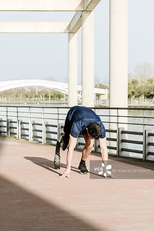 装着假肢准备跑步的残疾运动员图片素材