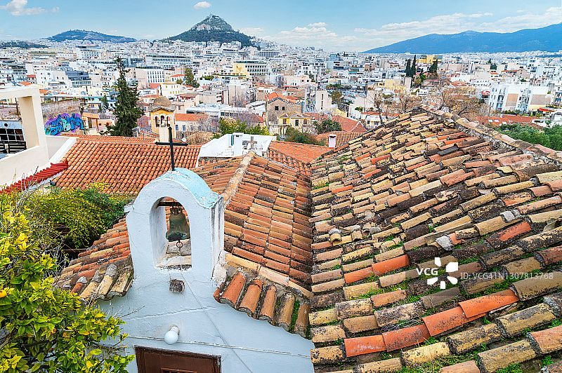 俯瞰希腊现代城市雅典的希腊东正教小教堂图片素材