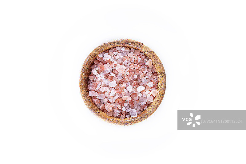 白色背景的木碗里放着粉红色的喜马拉雅海盐图片素材