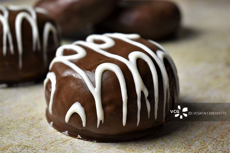 巧克力甜甜圈加糖霜图片素材