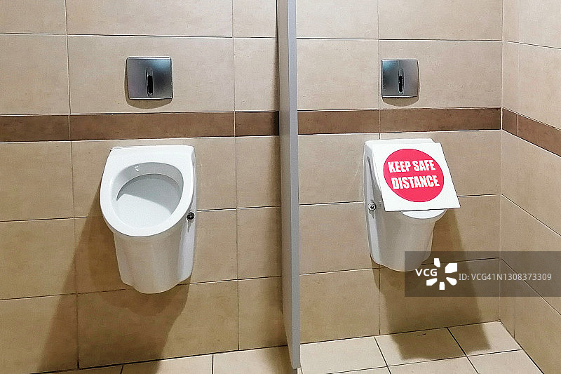 即使在公共厕所也要保持安全距离图片素材