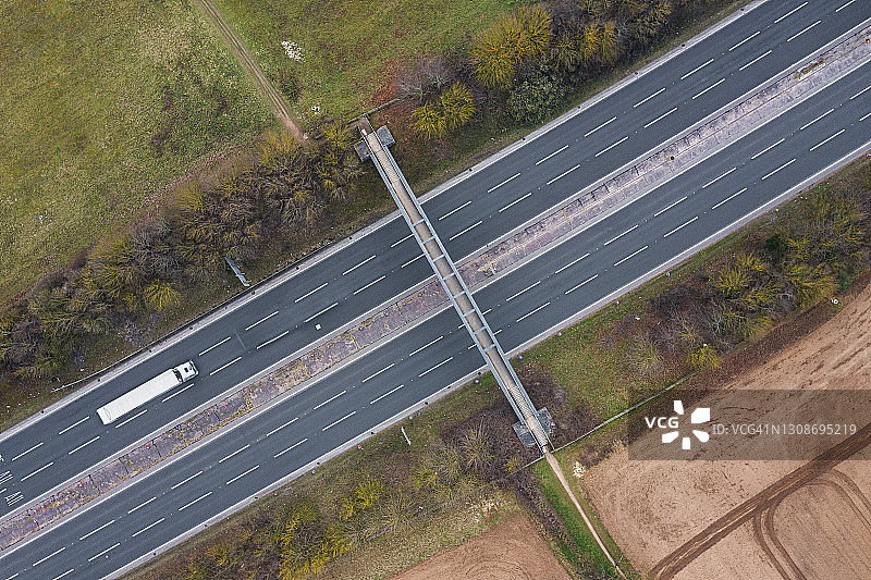 无人机拍摄的主干道上一辆铰接式卡车图片素材