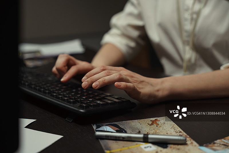 一个女人的手在键盘上打字的特写图片素材