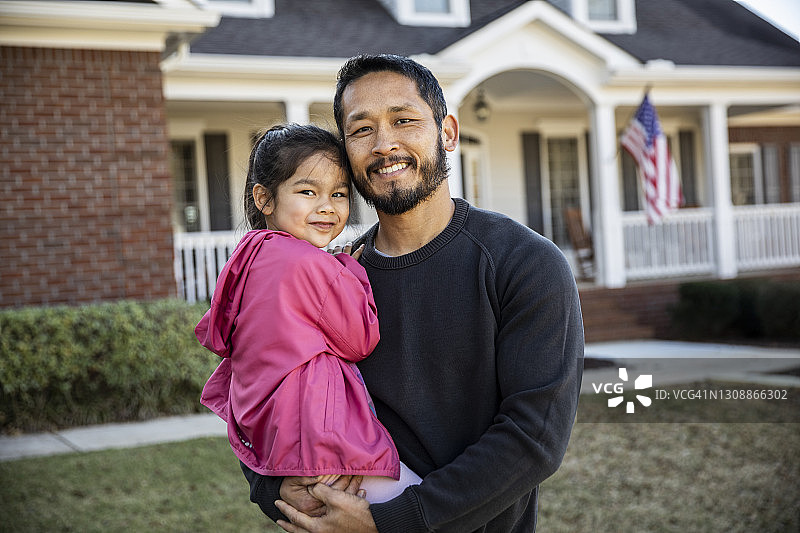 父亲和女儿在郊区的房子前图片素材