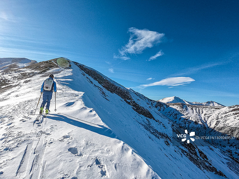 在山上滑雪旅游。在阳光明媚的日子里，厚厚的积雪图片素材