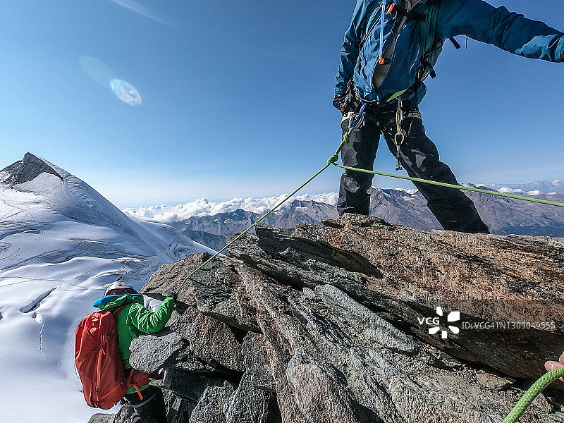 用绳索攀爬高海拔山脉。冬天的风景图片素材