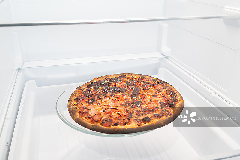 披萨在冰箱里烤得有点焦图片素材