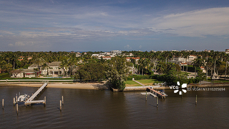 2021年3月春假期间，从佛罗里达海湾海滨的西棕榈滩市中心鸟瞰图，佛罗里达岛住房图片素材