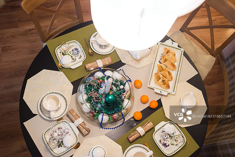 上图是圣诞节期间在家里的餐桌上用餐的照片图片素材