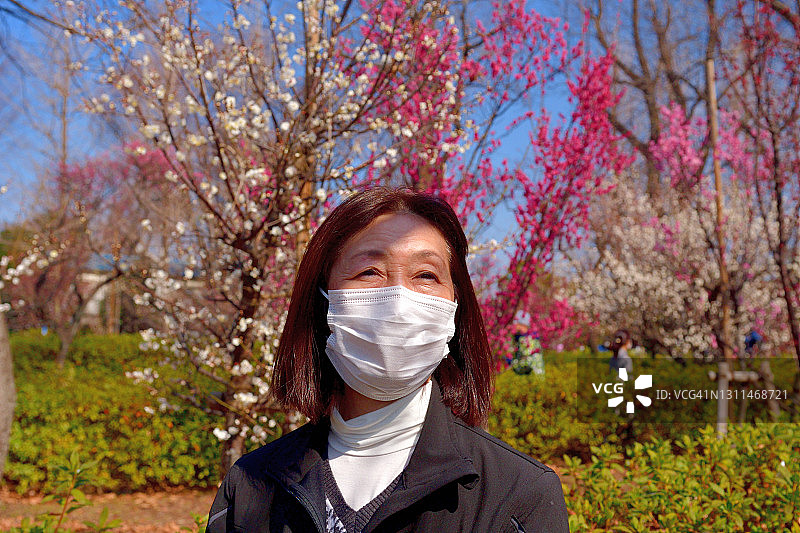 日本妇女在东京公园享受梅花盛开的季节图片素材