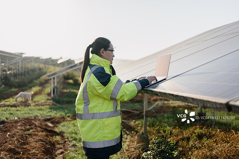 亚洲女工程师在太阳能电站工作图片素材