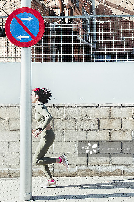 在人行道上奔跑的成熟女人图片素材