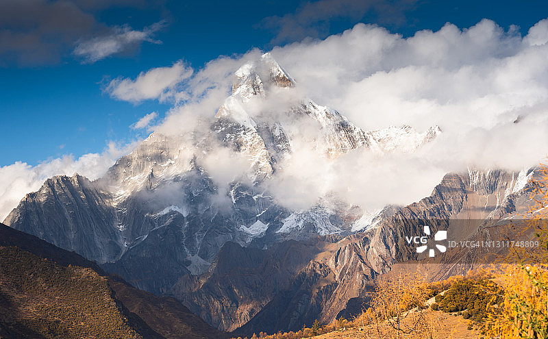 纳姆切巴扎和珠穆朗玛峰的特写拍摄早晨的阳光在山上图片素材