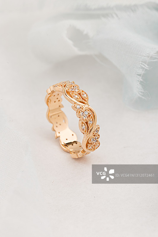 玫瑰金戒指与钻石在花卉设计。镶有宝石的金婚戒图片素材
